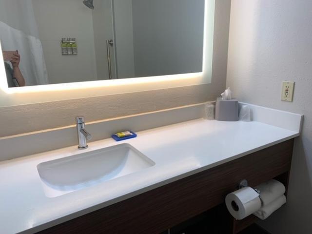 Holiday Inn Express Adrian By Ihg Exterior foto